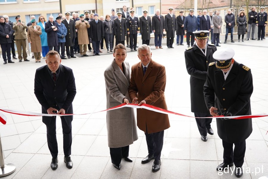 Uroczyste przecięcie wstęgi: Stanisław Wziątek, podsekretarz stanu w Ministerstwie Obrony Narodowej, Beata Rutkiewicz, wojewoda pomorska i kadm. prof. dr hab. Tomasz Szubrycht, rektor-komendant AMW