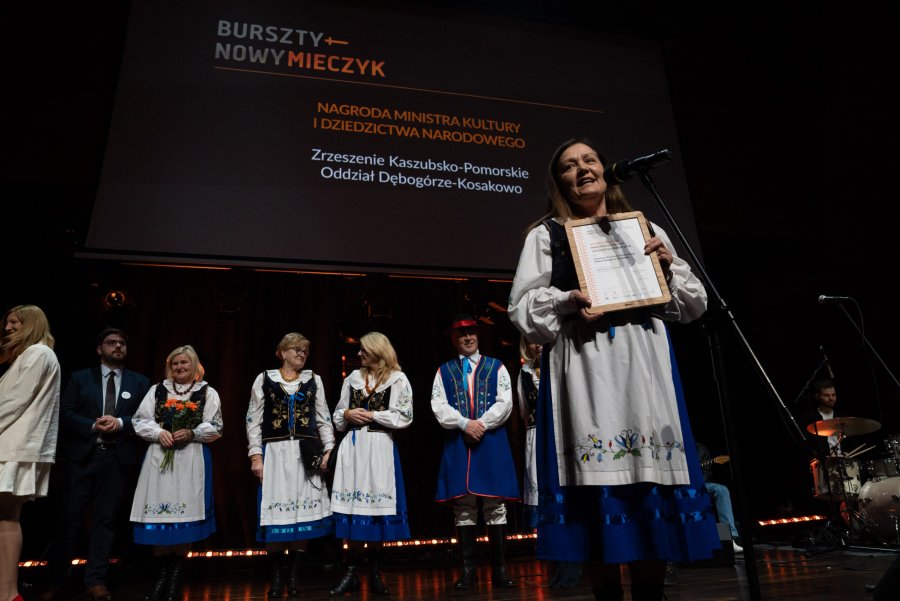 Laureaci na scenie w regionalnych, kaszubskich strojach