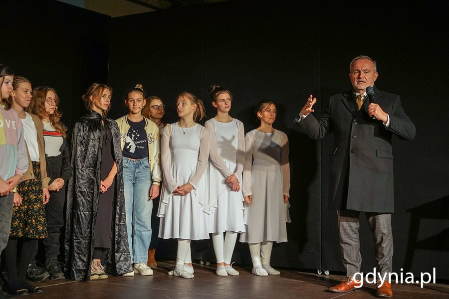 Na scenie prezydent Gdyni Wojciech Szczurek z młodymi artystami