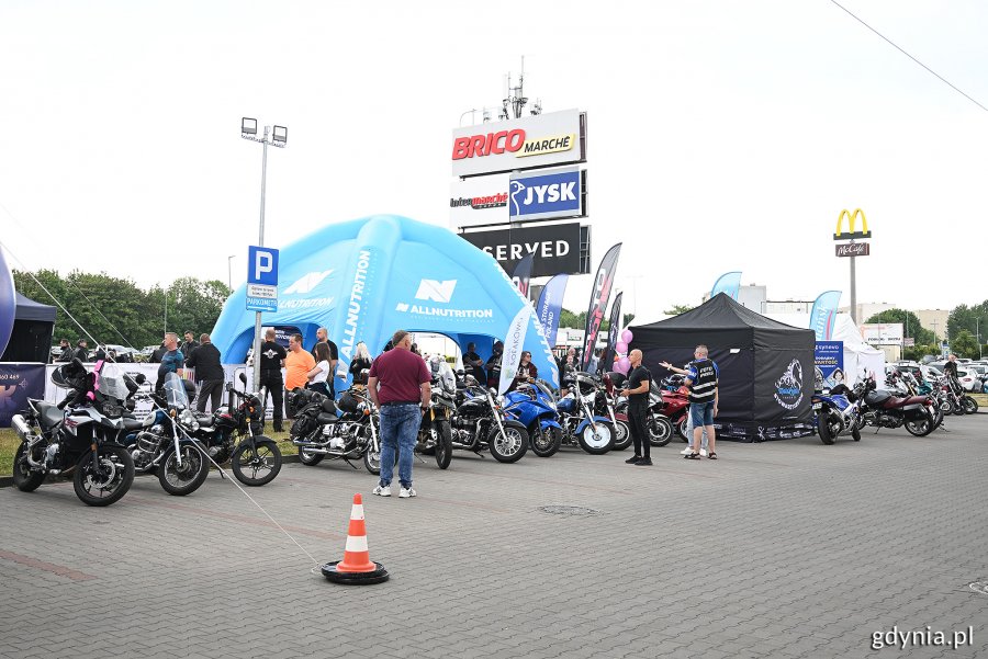 Pierwszą częścią zlotu była możliwość skorzystania z różnych stref zlokalizowanych na parkingu pod Galerią Szperk (fot. Michał Puszczewicz)