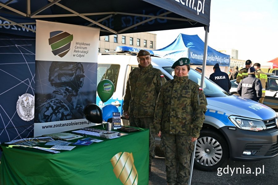 Stoisko Wojskowego Centrum Rekrutacji w Gdyni w miasteczku ratowniczym na molo Południowym