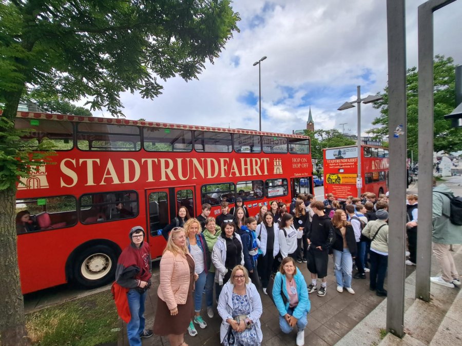 Młodzież na tle kolorowego autobusu