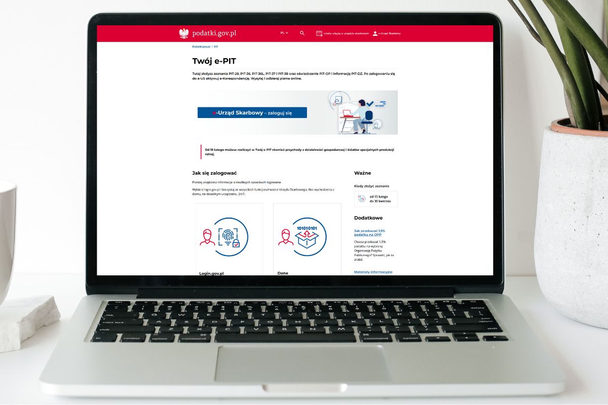 Biurko, komputer, strona internetowa Twój e-PIT