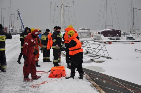 Szkolenie z autoratownictwa na lodzie, w Marinie Gdynia przeprowadzone przez ratowników WOPR-u i GOSiR-u oraz strażaków / fot. Michał Kowalski Szkolenie z autoratownictwa na lodzie, w Marinie Gdynia przeprowadzone przez ratowników WOPR-u i GOSiR-u oraz strażaków / fot. Michał Kowalski