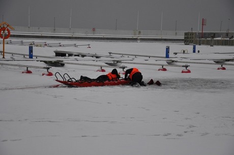 Szkolenie z autoratownictwa na lodzie, w Marinie Gdynia przeprowadzone przez ratowników WOPR-u i GOSiR-u oraz strażaków / fot. Michał Kowalski Szkolenie z autoratownictwa na lodzie, w Marinie Gdynia przeprowadzone przez ratowników WOPR-u i GOSiR-u oraz strażaków / fot. Michał Kowalski