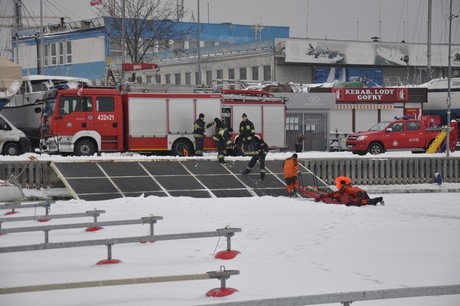 Szkolenie z autoratownictwa na lodzie, w Marinie Gdynia przeprowadzone przez ratowników WOPR-u i GOSiR-u oraz strażaków / fot. Michał Kowalski Szkolenie z autoratownictwa na lodzie, w Marinie Gdynia przeprowadzone przez ratowników WOPR-u i GOSiR-u oraz strażaków / fot. Michał Kowalski