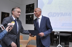 Prezydent Gdyni Wojciech SZczurek wręcza dyplom Andrzejowi Krzyszkowskiemu, fot. Krzysztof Romański Prezydent Gdyni Wojciech Szczurek wręcza dyplom Andrzejowi Krzyszkowskiemu, fot. Krzysztof Romański
