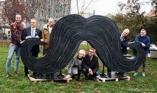 Ambasadorzy projektu Movember przy instalacji wąsów pod Gdynia Infobox, fot. Fundacja Gdyński Most Nadziei Ambasadorzy projektu Movember przy instalacji wąsów pod Gdynia Infobox, fot. Fundacja Gdyński Most Nadziei