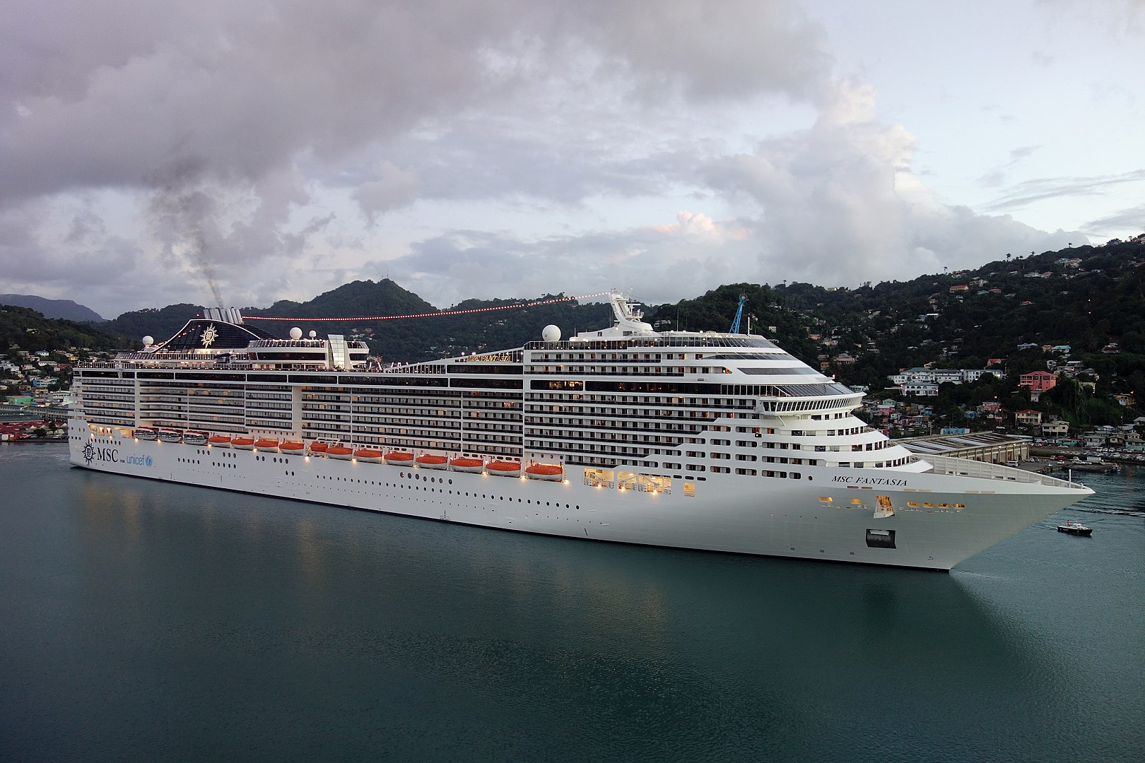 MSC Fantasia w porcie w Castries. Fot. Ein Dahmer / wikipedia.org