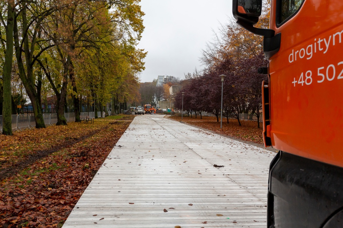 Metalowe płyty ułożone na trasie przejazdu „Sokoła” 