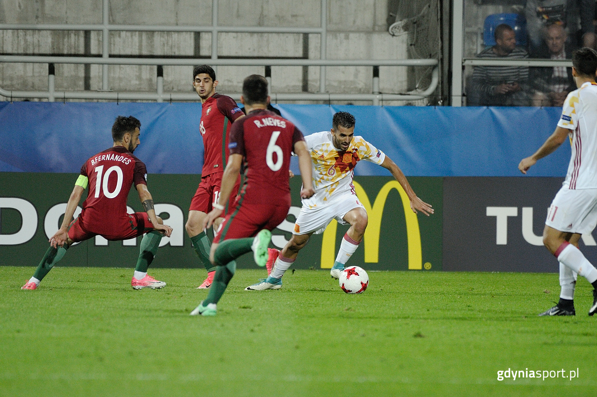 Bruno Fernandes w barwach Portugalii (numer 10)