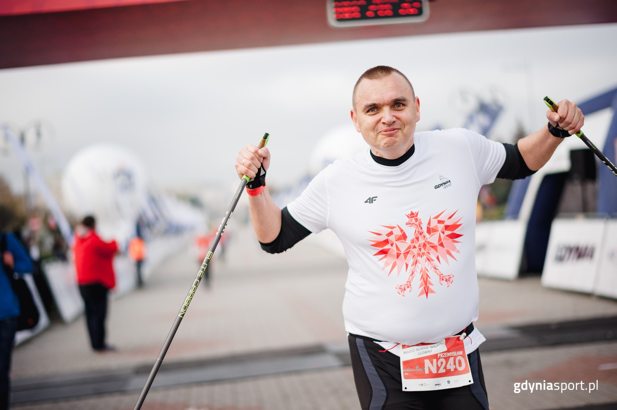 Dyrektor Przemysław Dalecki na mecie marszu nordic walking w 2017 roku