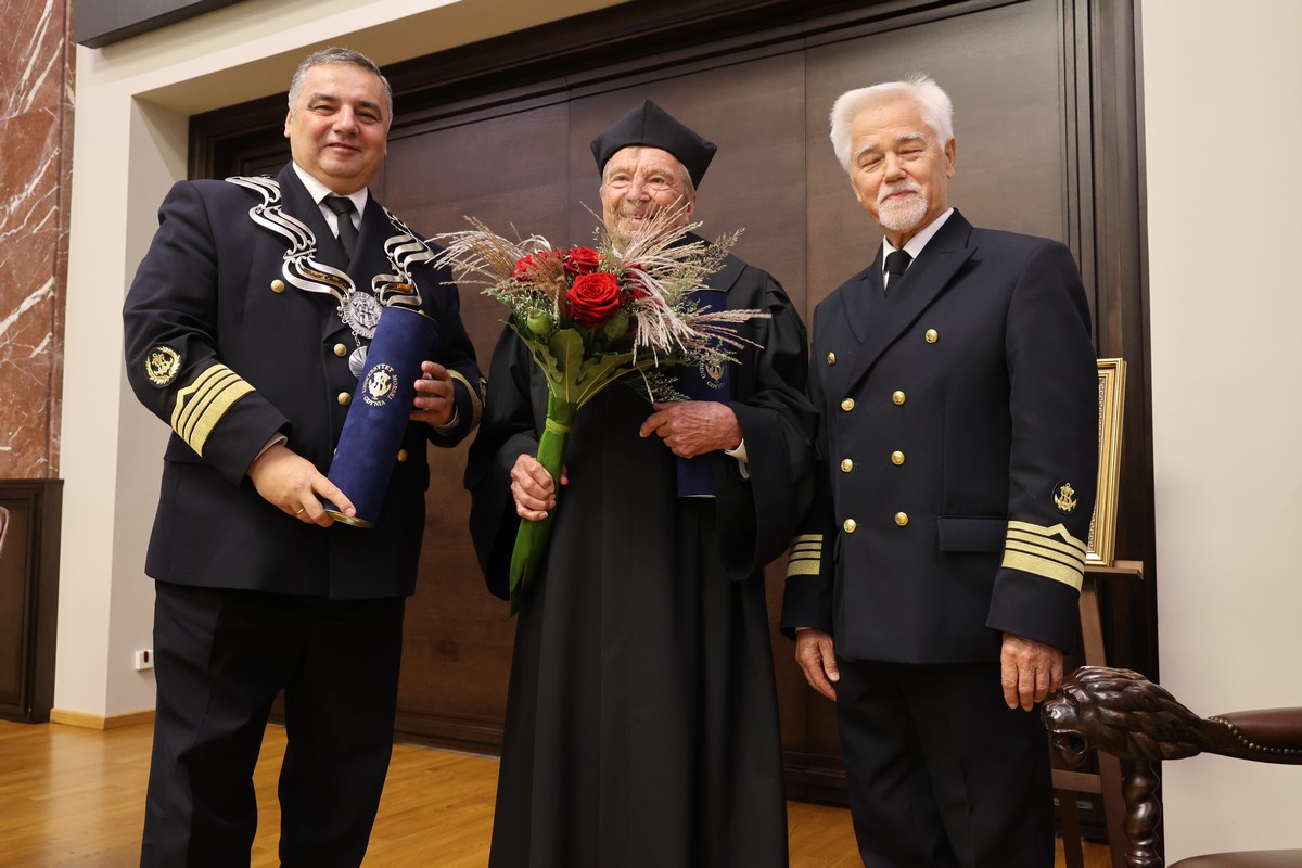 Prof. Hans Rummel - doktor honoris causa Uniwersytetu Morskiego w Gdyni (w środku) w towarzystwie prof. dr hab. inż. kpt. ż. w. Adama Weintritta -  rektora Uniwersytetu Morskiego w Gdyni (z lewej) oraz prof. dr hab. inż. Piotra Przybyłowskiego - promotora // fot. UMG/Cezary Spigarski