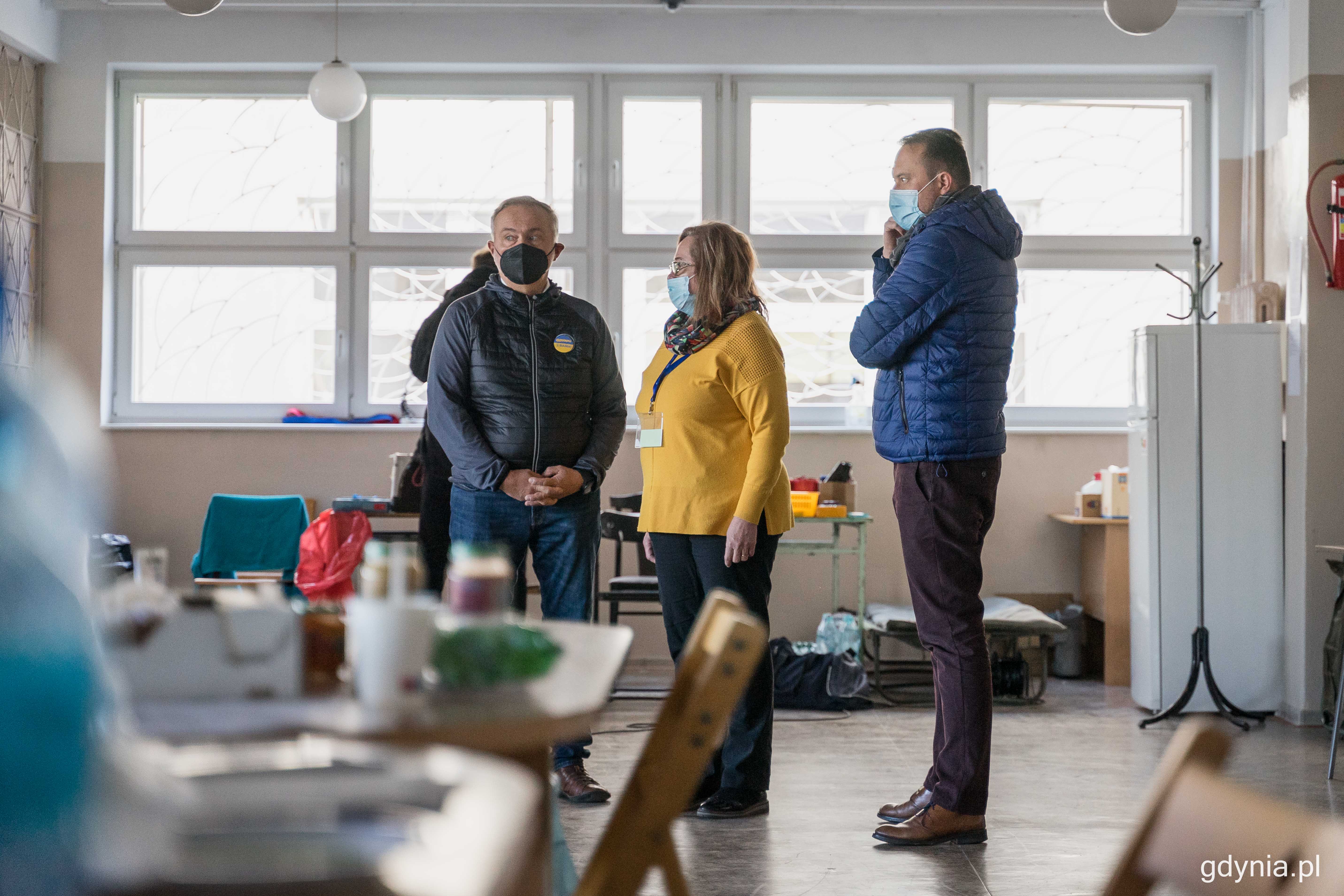 Jedna z lokalizacji z miejscami noclegowymi - Centrum Kształcenia Ustawicznego i Zawodowego nr 2 na Obłużu, na zdjęciu Wojciech Szczurek, prezydent Gdyni i wiceprezydent Marek Łucyk, fot. Kamil Złoch