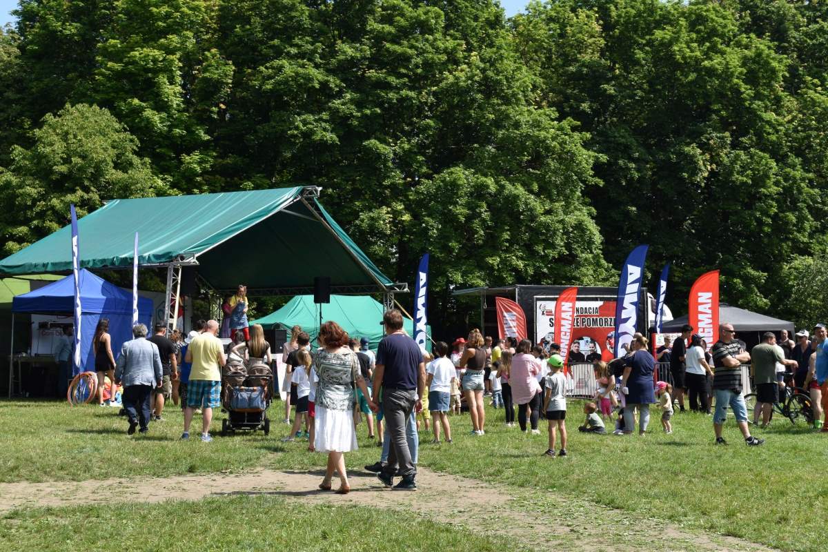 Zdjęcie przedstawia dużą grupe uczestników pikniku rodzicielstwa zastępczego 