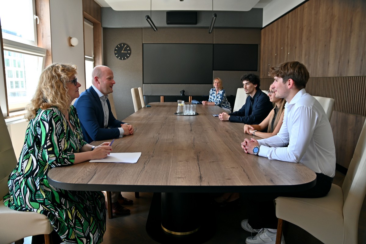 Joanna Leman - kierownik Biura Współpracy z Zagranicą Urzędu Miasta Gdyni oraz wiceprezydent Gdyni Bartosz Bartoszewicz (po lewej stronie stołu) oraz Jakub Hanek, Joanna Pedryc i Kacper Hnatyszyn (po prawej stronie stołu) podczas spotkania w Urzędzie Miasta Gdyni // fot. Magdalena Czernek