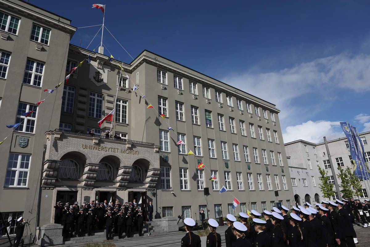 Podniesienie bandery Polskiej Marynarki Handlowej na budynku Uniwerystetu Morskiego w Gdyni. Źródło: UMG