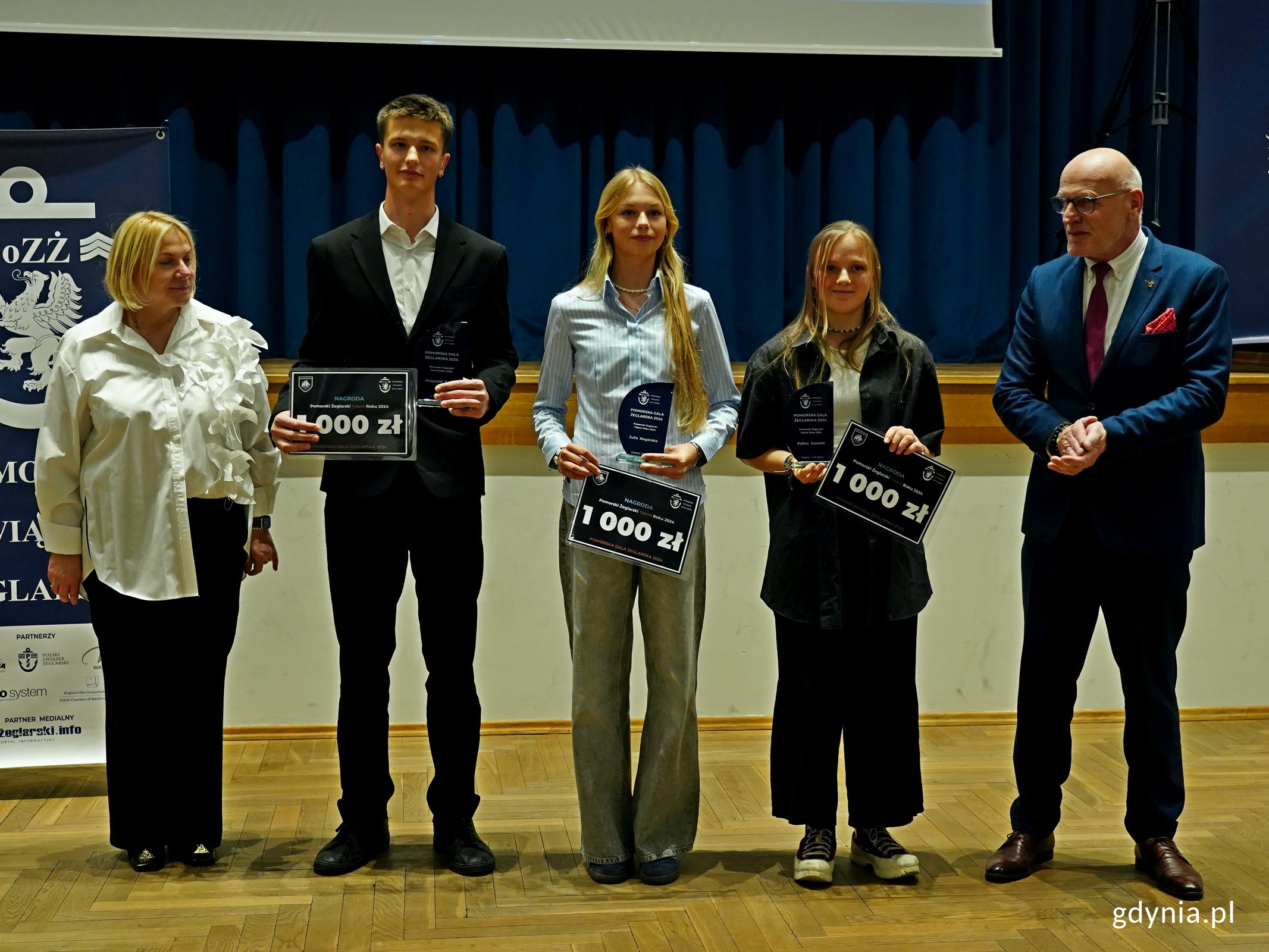 Julia Nagórska (w środku), Kalina Szostek (po prawej) i Krzysztof Królik (po lewej) trzymający w rękach Kryształowe Żagle podczas XVI Pomorskiej Gali Żeglarskiej 