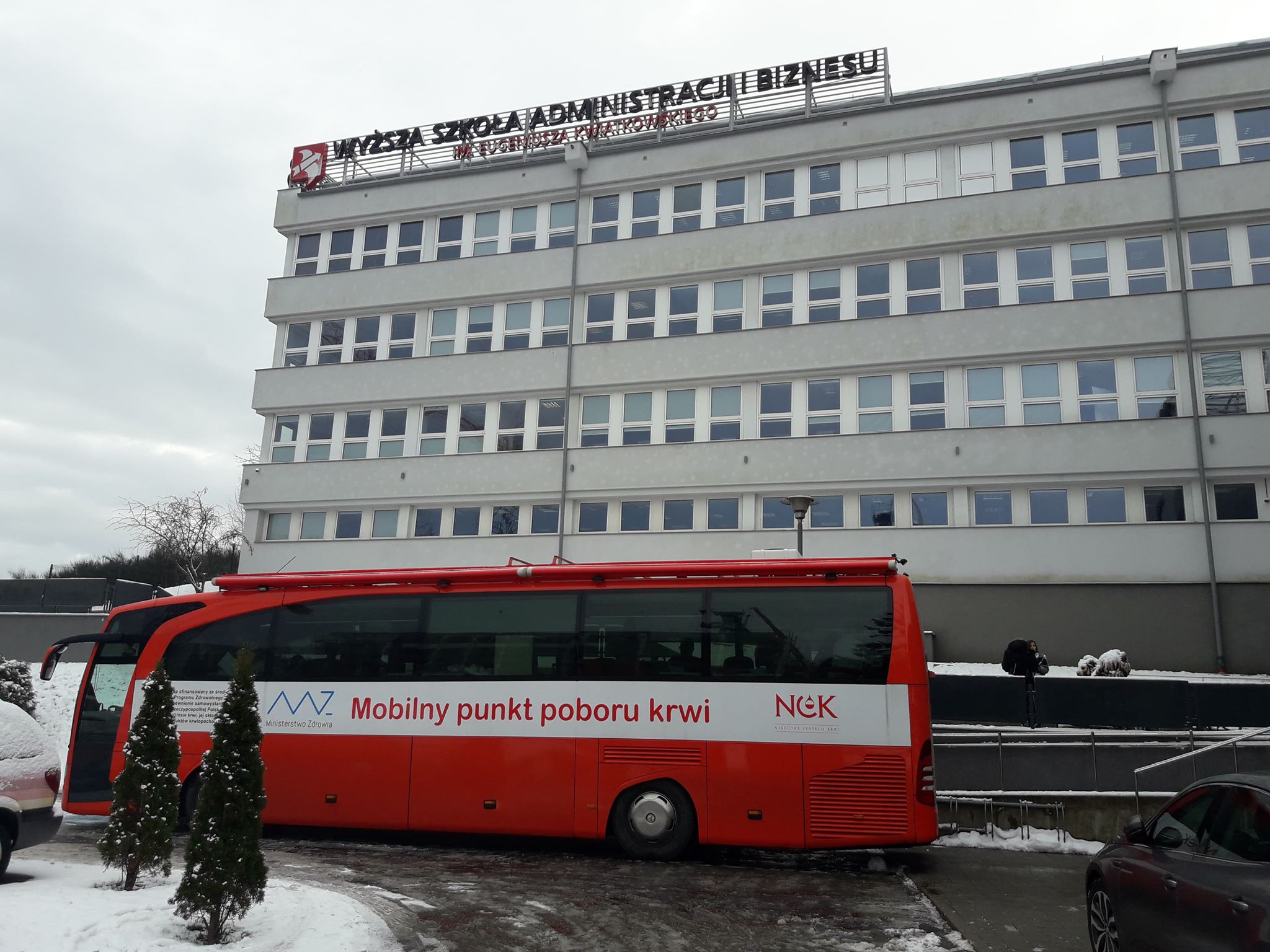 Krwiobus w Gdyni, przed siedzibą WSAiB. Fot. materiały prasowe RCKiK w Gdańsku.