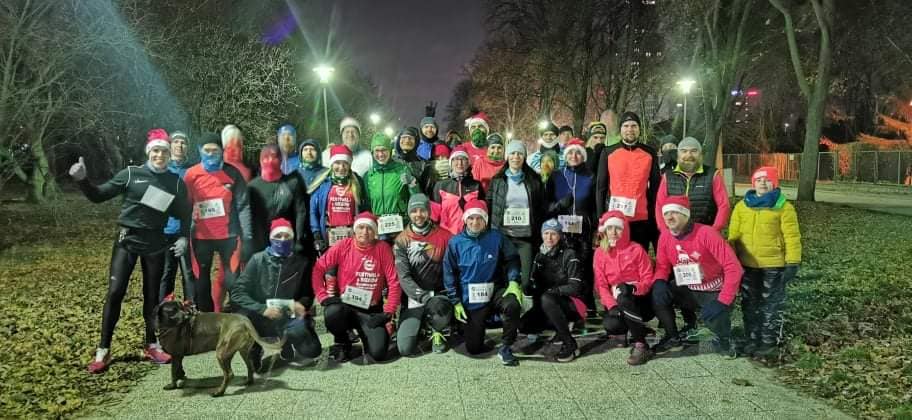 uczestniczy Mikołajkowego Cyklicnzego Biegu Śledzia, mat.. organizatora