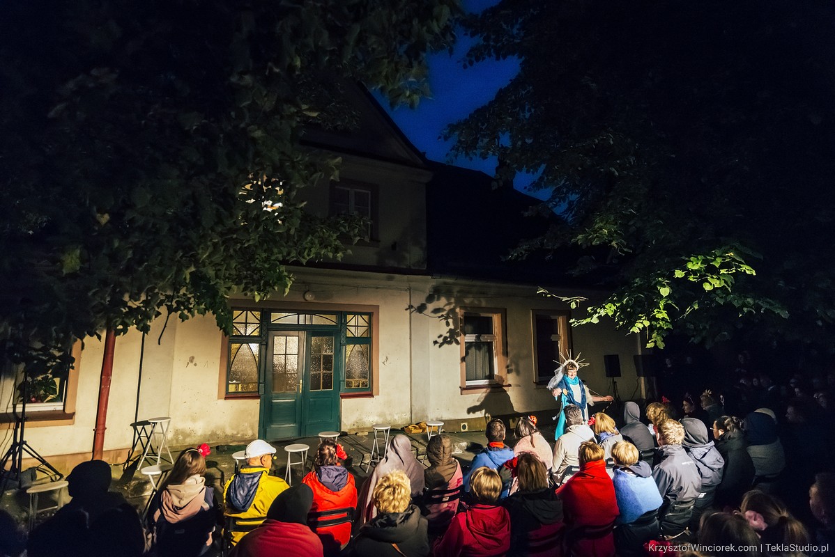 Zdjęcie z prezentacji spektaklu „Rodzanice” na festiwalu „Pociąg do miasta”. Aktorzy przed pałacem Thymiana na Babich Dołach grają przed siedzącą na krzesłach publicznością // fot. Krzysztof Winciorek