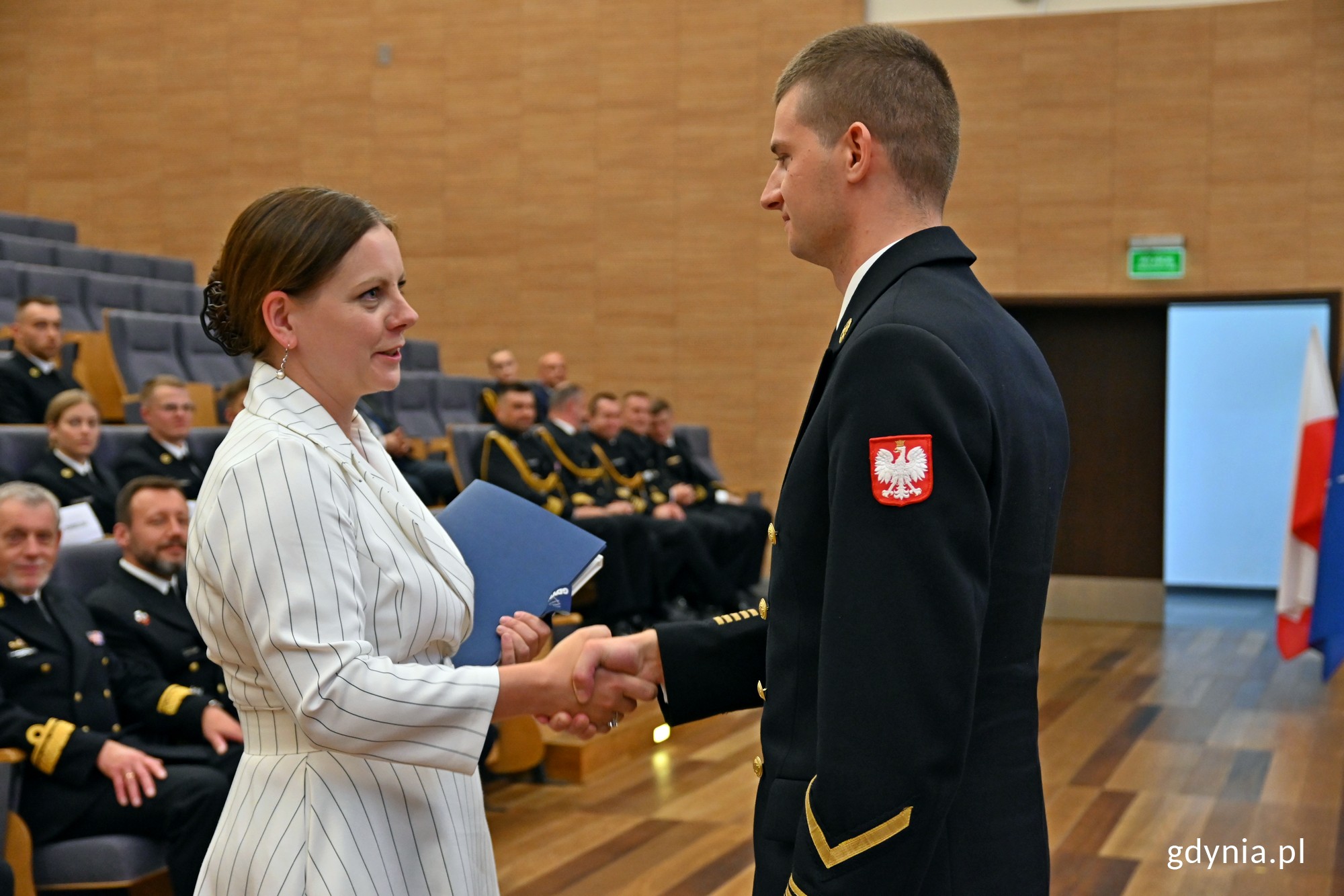 Prezydent Gdyni Aleksandra Kosiorek wręcza Nagrodę Prezydenta Gdyni prymusowi - bsm. pchor. Bartoszowi Słupczewskiemu (fot. Magdalena Czernek)