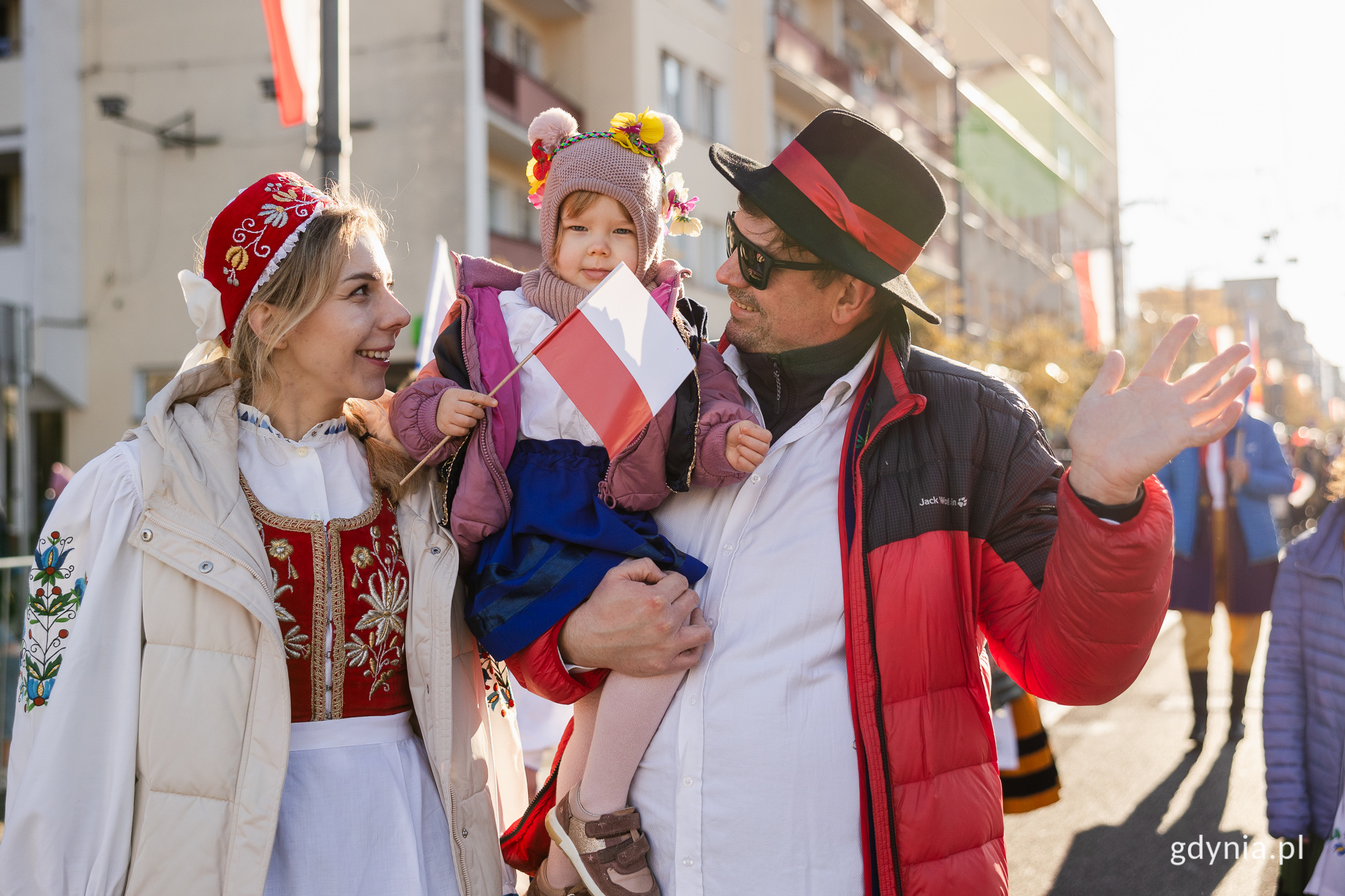 Na zdjęciu rodzina w stroju kaszubskim