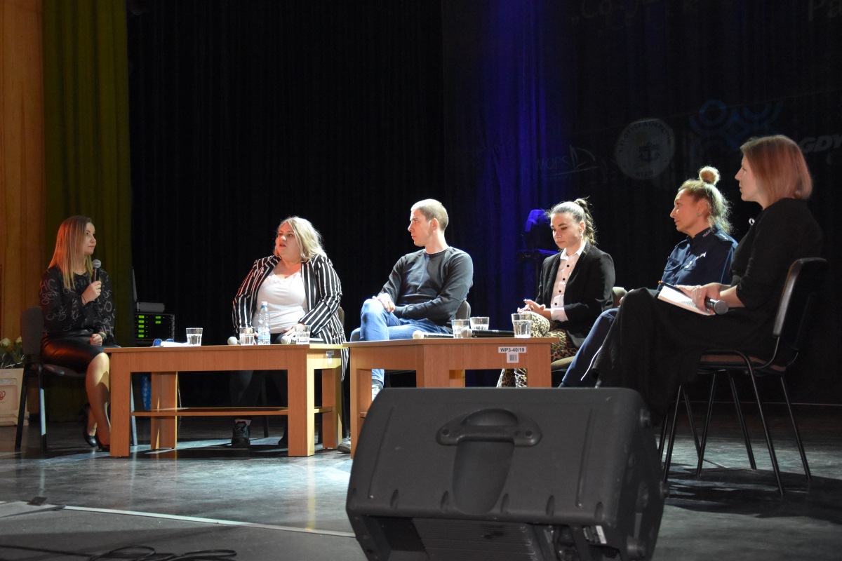 Zdjęcie przedstawia uczestników panelu dyskusyjnego traktującego o zachowaniach kształtujących w człowieku przemocowe nawyki. Panel odbył się na konferencji zamykającej 16 edycję kampanii "Biała Wstążka". 