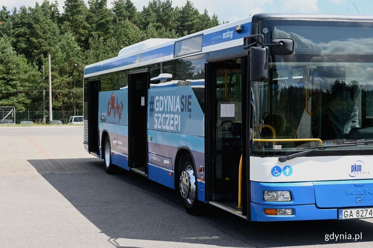 Szczebibus. Autobuz ZKM z grafiką #GDYNIASIĘSZCZEPI. // fot. Magdalena Śliżewska