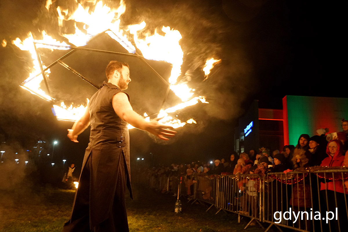 Fireshow w wykonaniu Teatru NAM-TARA 