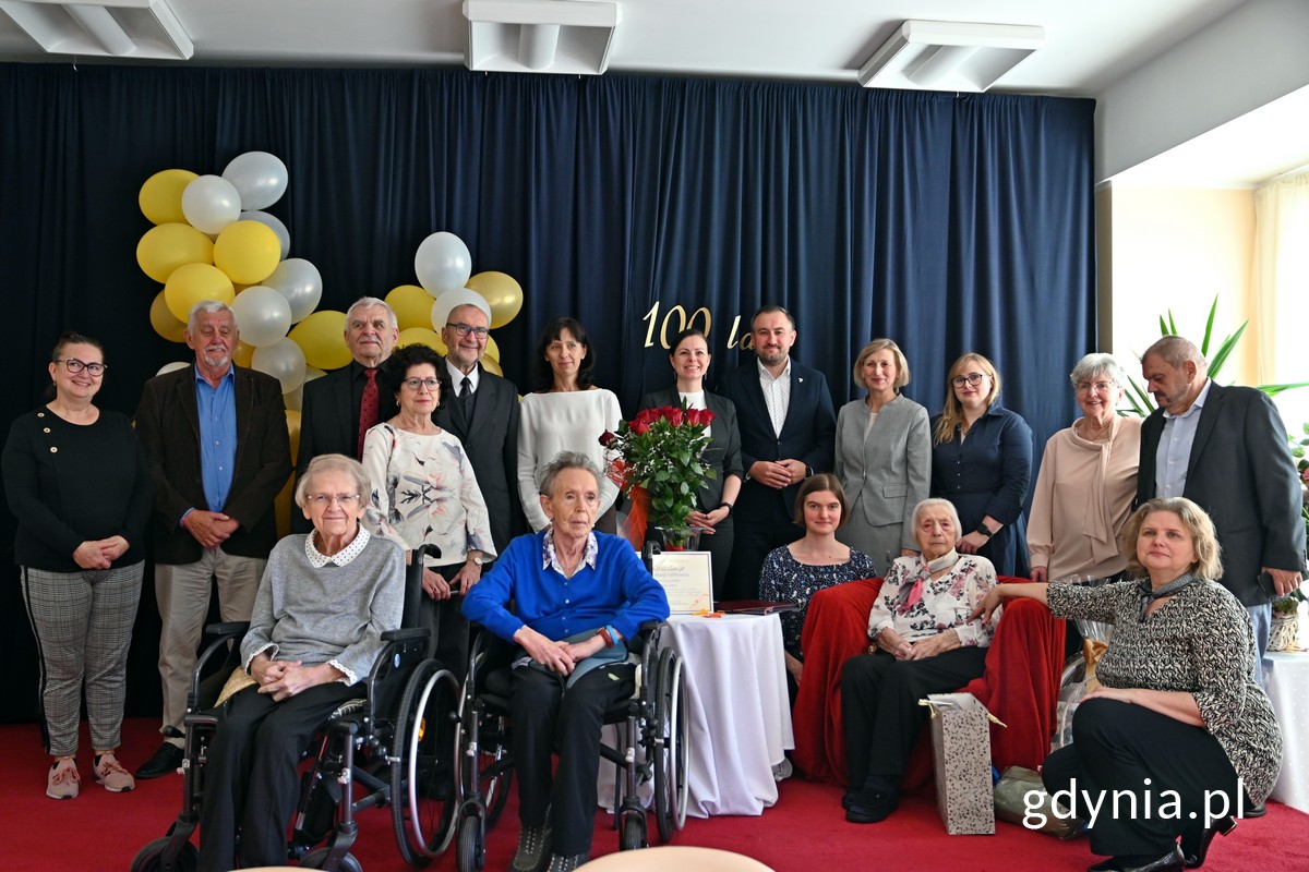 Zofia Hofmańska z rodziną, wiceprezydentem Gdyni Tomaszem Augustyniakiem i Magdaleną Muziką – zastępcą kierownika Urzędu Stanu Cywilnego w Gdyni oraz społecznością Domu Pomocy Społecznej w Gdyni podczas przyjęcia urodzinowego (fot. Magdalena Czernek)