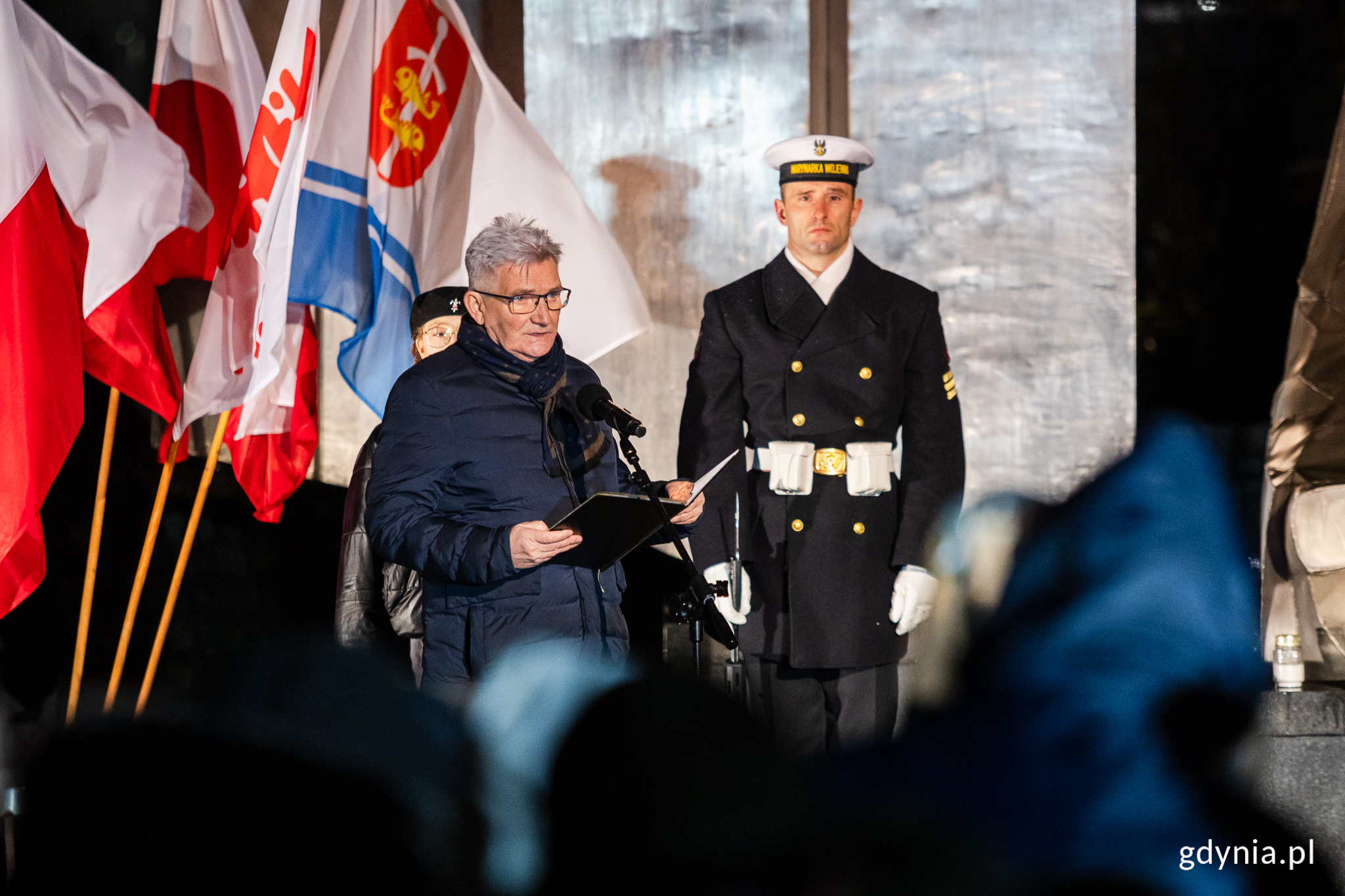 Mężczyzna przemawia przed publicznością