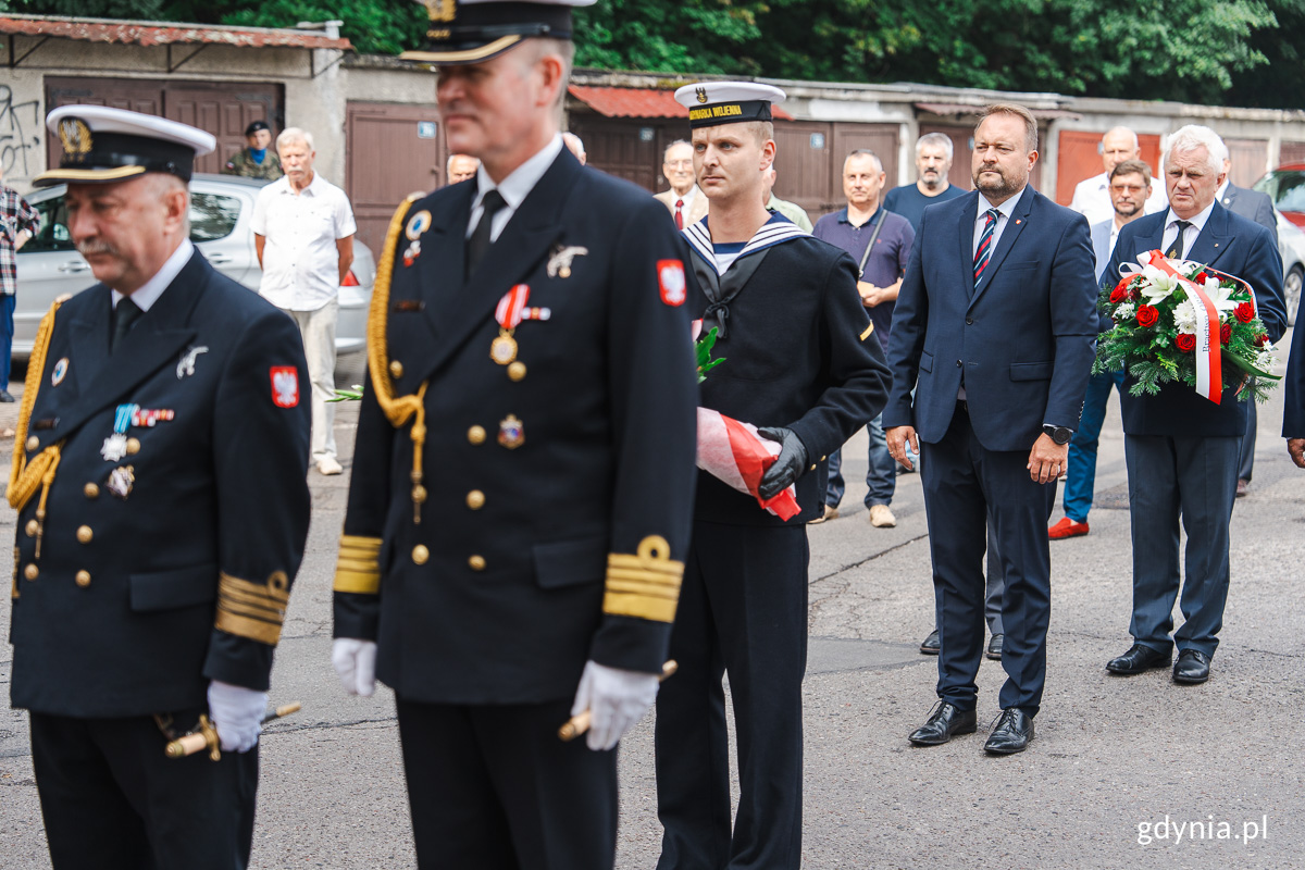 Marek Łucyk, wiceprezydent Gdyni ds. rozwoju złożył kwiaty pod obeliskiem ku pamięci zmarłych lotników. Fot. Mateusz Dietrich