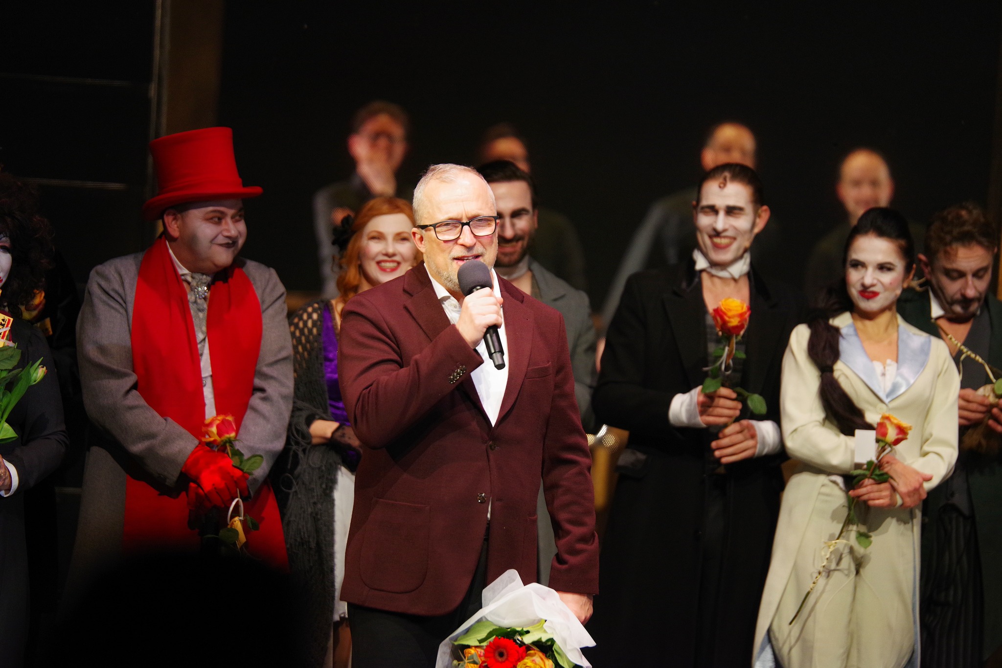 Reżyser Wojciech Kościelniak z aktorami podczas jubileuszowego spektaklu „Lalki” na scenie Teatru Muzycznego