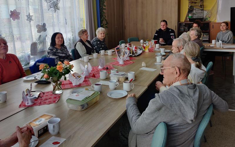 Dzielnicowy z Chyloni w tym tygodniu spotkał się z seniorami z tej dzielnicy, aby uczulić ich na najczęstsze metody oszustów, fot. KMP Gdynia