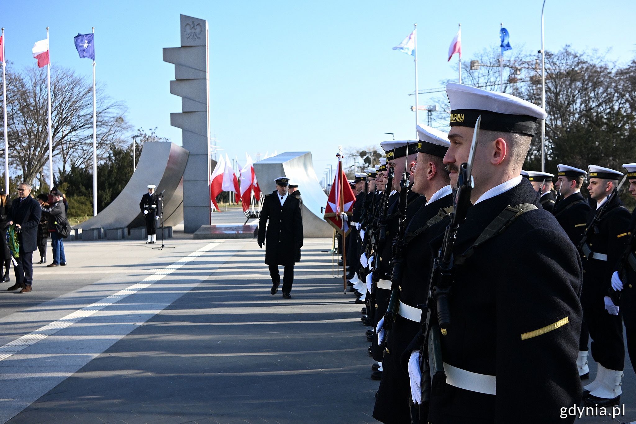 Żołnierze kompanii honorowej z Portu Wojennego Gdynia w dwuszeregu pod pomnikiem Polski Morskiej podczas uroczystości z okazji 99. urodzin Gdyni