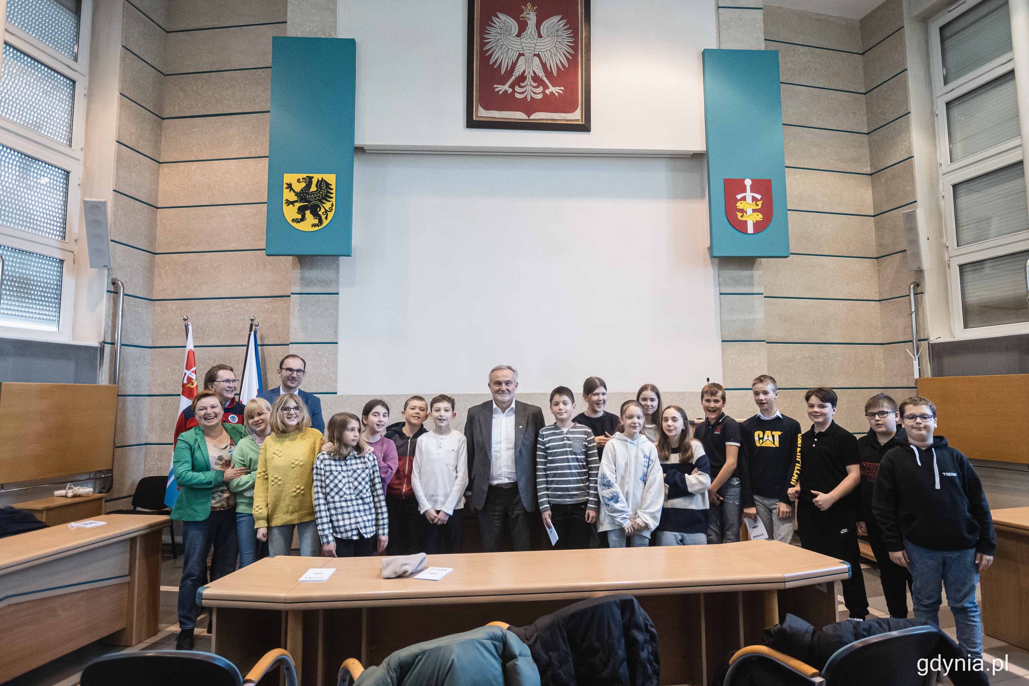 Uczniowie Gdyńskiej Szkoły Społecznej przy pamiątkowym zdjęciu z Wojciechem Szczurkiem, prezydentem Gdyni i Jakubem Ubychem, wiceprzewodniczącym Rady Miasta Gdyni, fot. Kamil Złoch