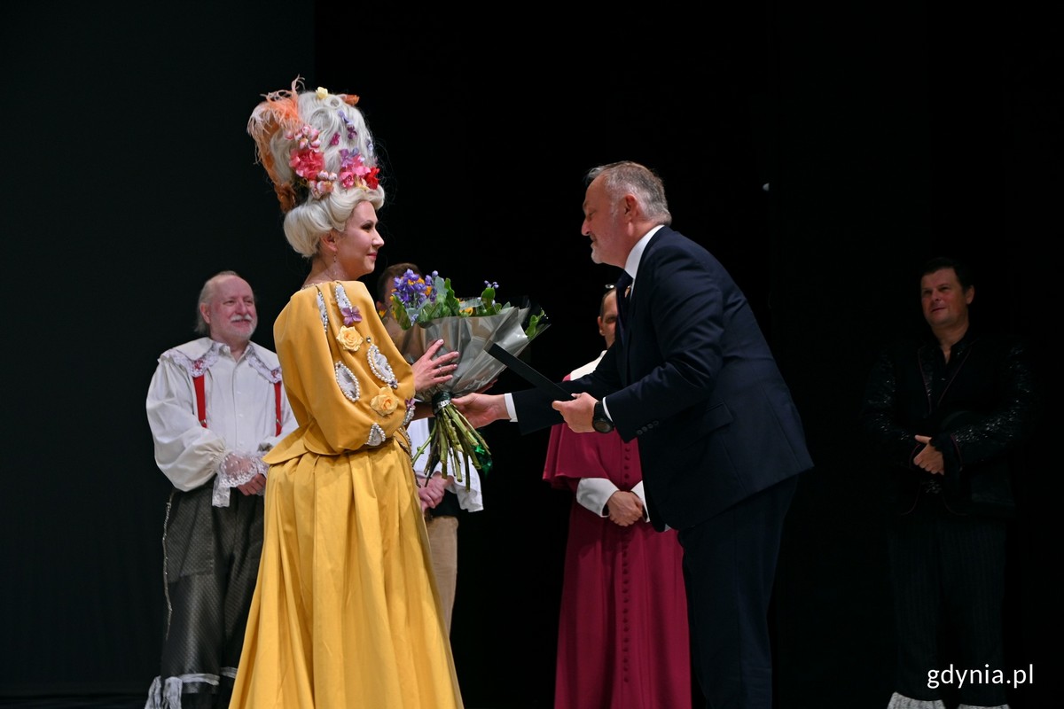 Prezydent Gdyni Wojciech Szczurek wręcza Monice Babickiej, aktorce Teatru Miejskiego, kwiaty oraz nagrodę prezydenta z okazji jubileuszu 25-lecia pracy artystycznej 