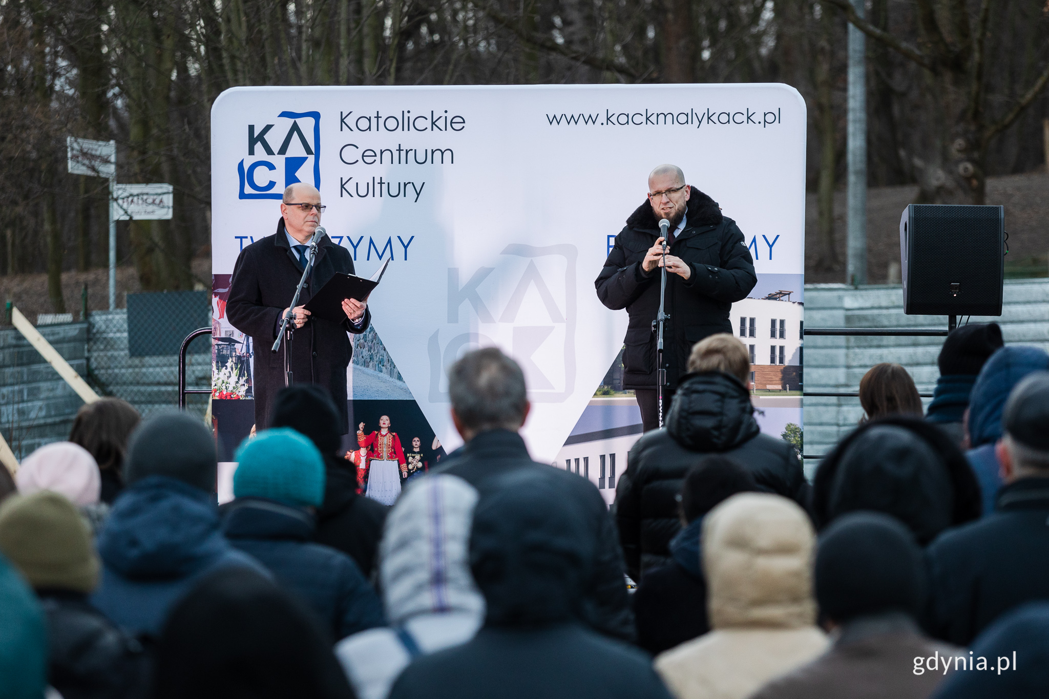 Na scenie Jarosław Szydłak, prezes stowarzyszenia KACK i konferansjer „Kurtyny” Wojciech Mikuć. Fot. Karol Stańczak