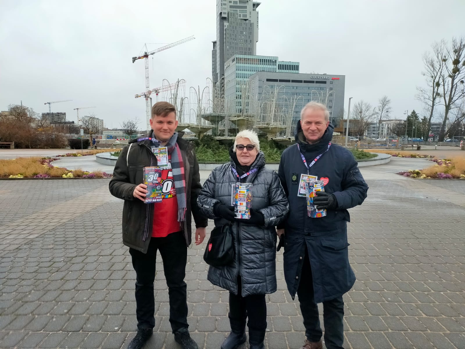 Wśród gdyńskich wolontariuszy można było dzisiaj spotkać: legendę Solidarności Henrykę Krzywonos-Strycharską (w środku), senatora Sławomira Rybickiego (pierwszy z prawej) i Adama Labuhna z WSAiB (pierwszy z lewej), mat. prasowe