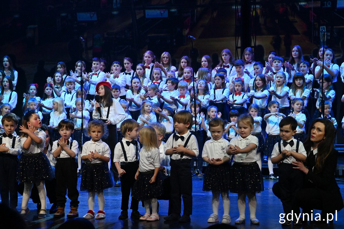 Dzieci występują na scenie Teatru Muzycznego