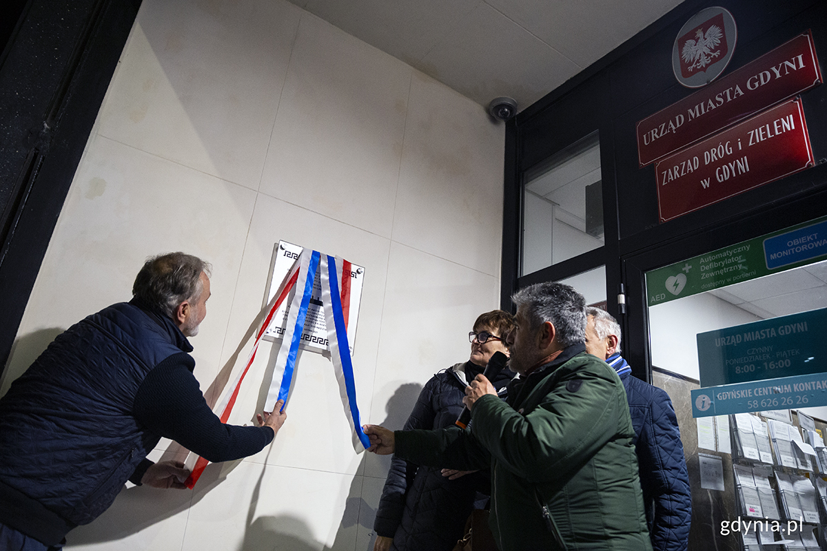 Prezydent Gdyni Wojciech Szczurek i Georgios Orfanos, prezes Stowarzyszenia "Hellada" Grecy w Polsce odsłaniają grecką tablicę pamiątkową. Fot. Przemysław Kozłowski