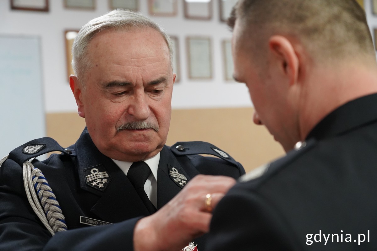 Edward Chechliński, prezes Zarządu Oddziału Powiatowego ZOSP RP w Gdyni wręcza druhowi odznaczenie