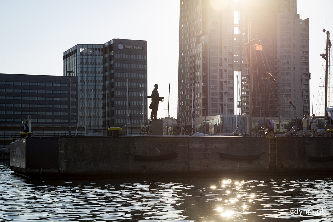 Wieżom Sea Towers przygląda się z cokołu budowniczy portu w Gdyni inż. Tadeusz Wenda. Fot. Przemysław Kozłowski