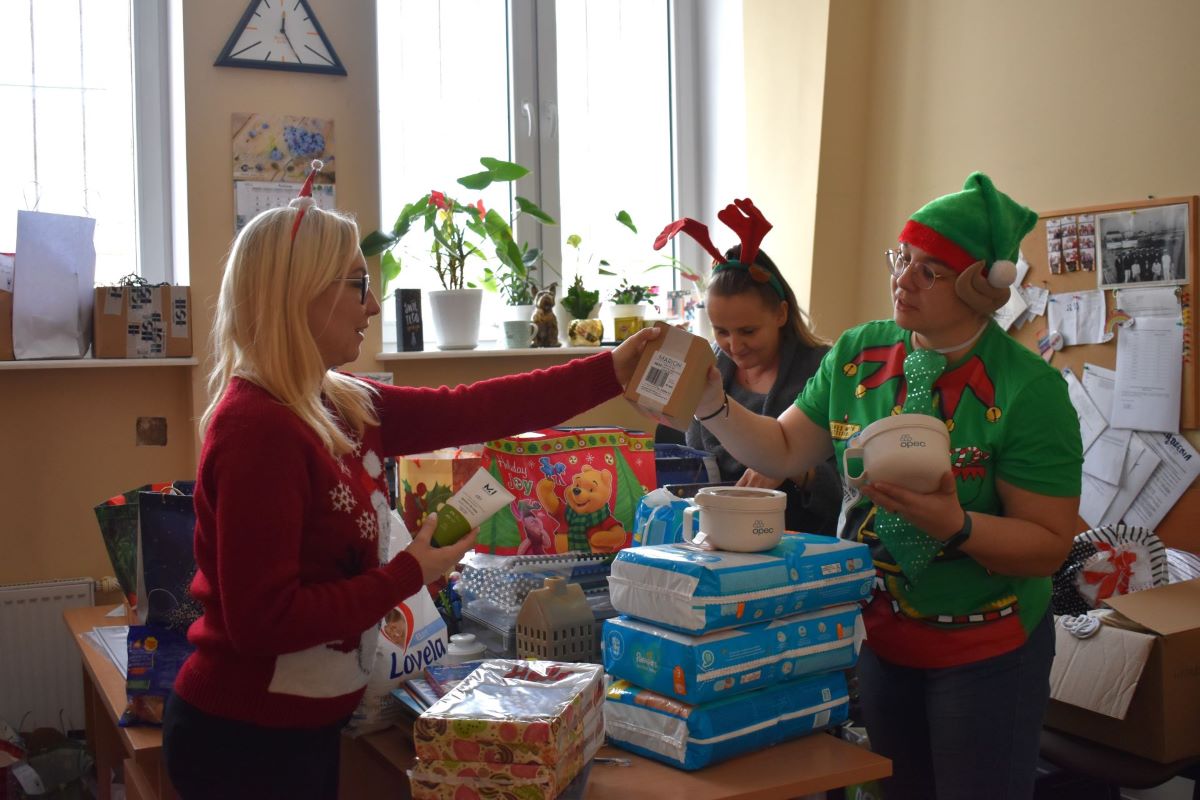 Na zdjęciu pracownice Zespołu ds. Wsparcia Dziecka i Rodziny przygotowują świąteczne paczki dla wychowanków.