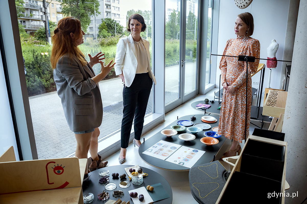 Jurorki konkursu Elle Decoration "Młodzi na Start" Małgorzata Szczepańska, redaktor naczelna magazynu Elle Decoration (z lewej) i Ewa Janczukowicz-Cichosz, wicedyrektor Pomorskiego Parku Naukowo-Technologicznego (z prawej) oraz Katarzyna Gruszecka-Spychała oglądają wyróżnione projekty. Fot. Przemysław Kozłowski