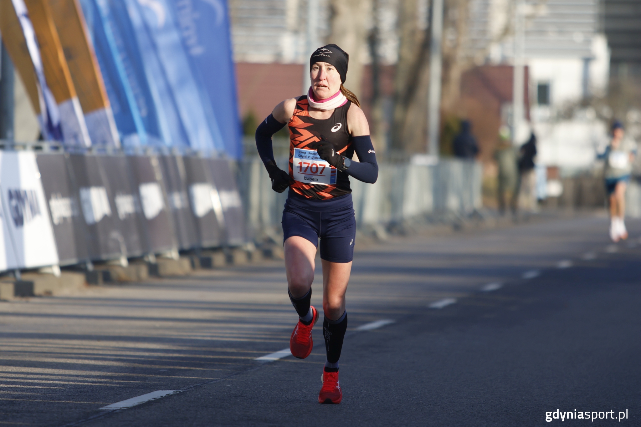 Izabela Paszkiewicz wbiegająca na metę Biegu Urodzinowego Gdyni z Decathlon (fot. Wojciech Szymański)