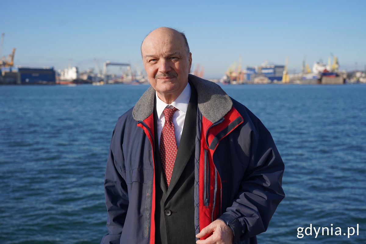 Janusz Jarosiński na tle ścianki z napisem Port Gdynia