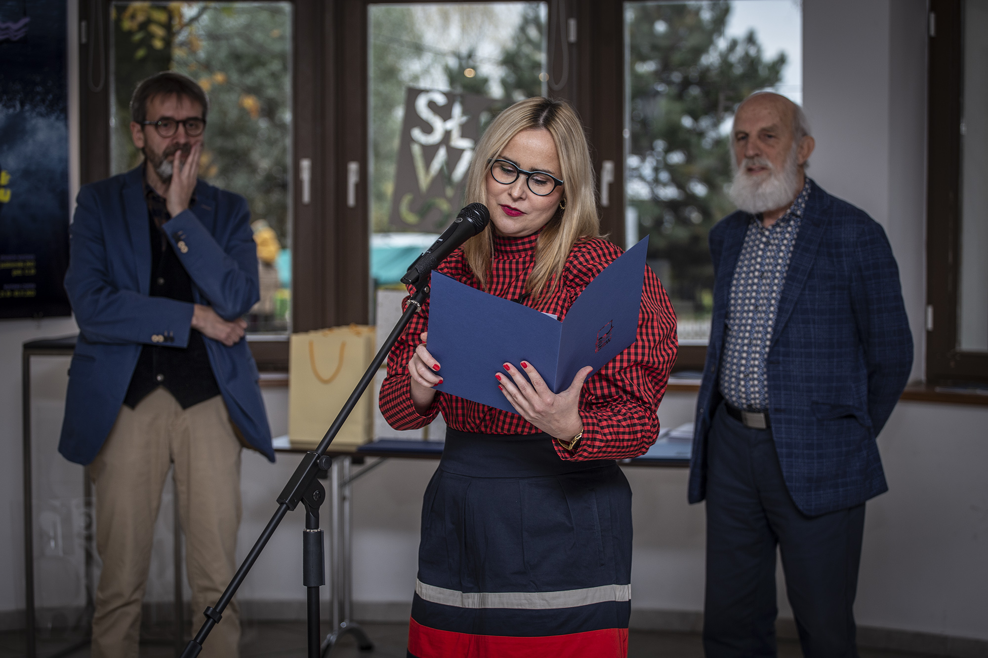 Na zdj. Ewa Manuszewska (przy mikrofonie), dyrektor Marek Lis (pierwszy z prawej) i komisarz biennale Andrzej Jurkiewicz (pierwszy z lewej) // fot. Jacek Michałowski