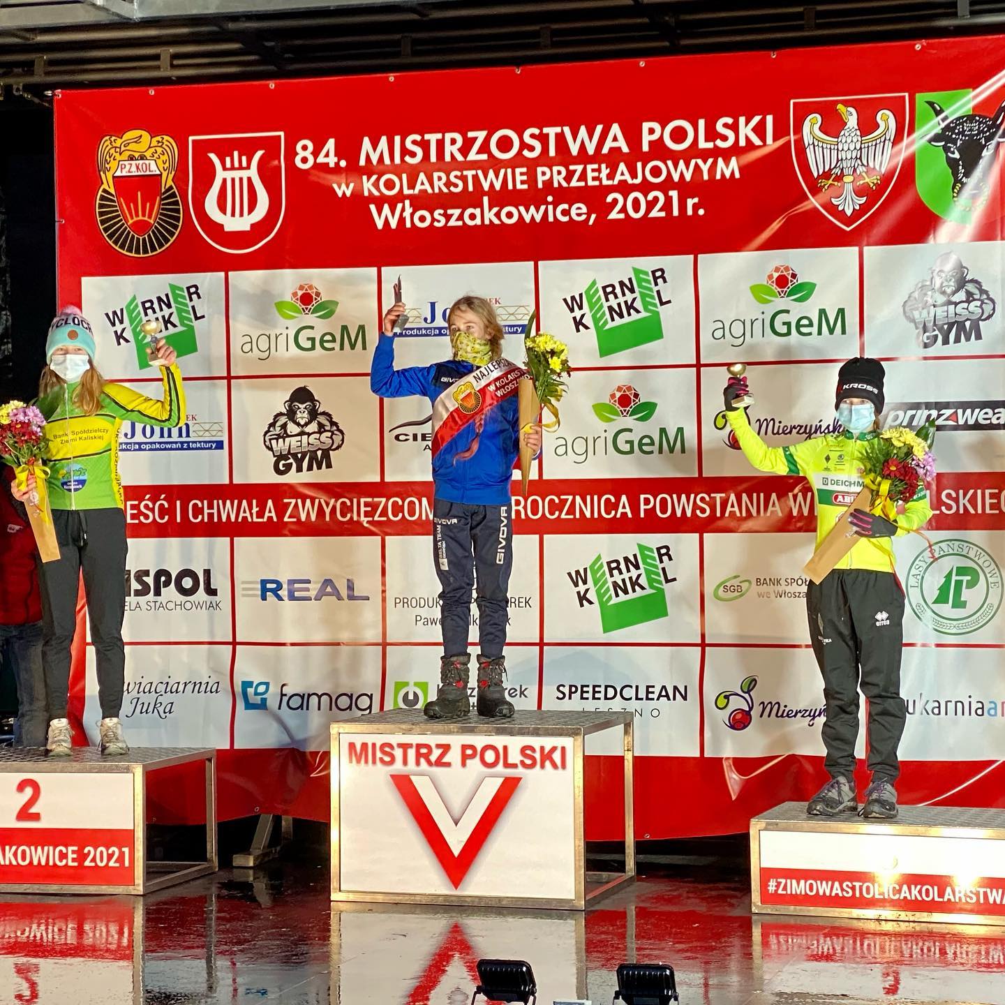 Tosia Kucharska na podium, źródło: www.facebook.com/BogdziewiczCoach